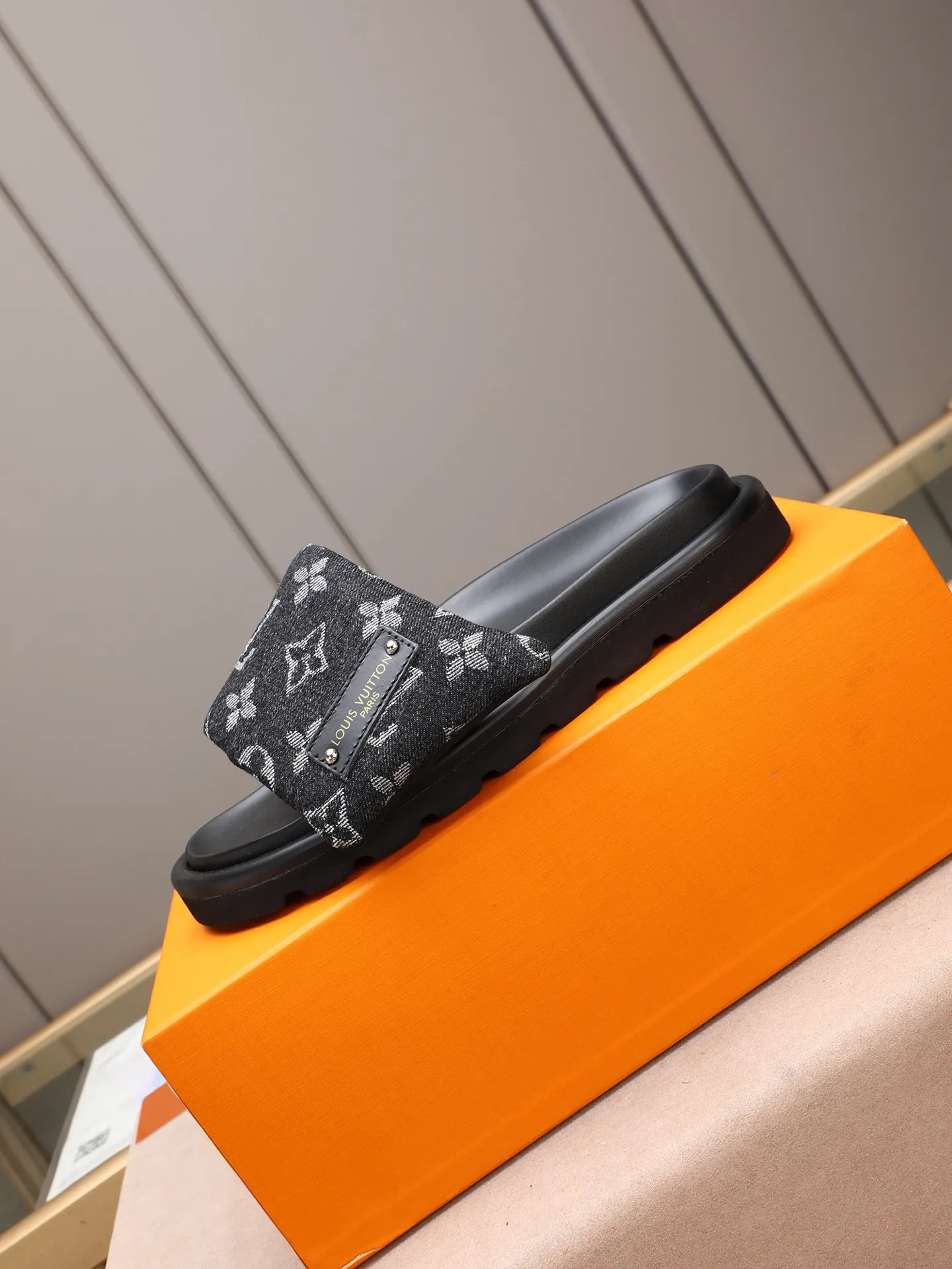 PP360 [LOUIS VUITTON] Louis Vuitton, LV printing, men's and women's slippers are on the market. The drawer box packaging comes with a cloth bag and a card. The upper pattern looks very soft and waxy, and it is a super versatile leg slimming tool. Fabric: imported denim/canvas/old fabric, LV hardware LOGO, official website pattern printing, comfortable to wear, feet: high-elastic PU water table. Sole: foam sole, heel height: about 5cm. Code number: 35-46, 35, 45, 46 are custom-made and non-returnable. Color: multiple colors and styles available.